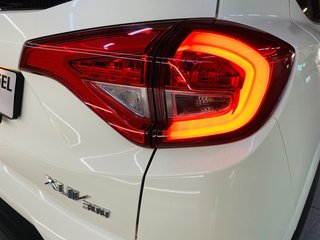 2022 Mahindra XUV300 1.5D (W6) - photo 2