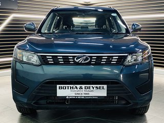 2023 Mahindra XUV300 1.5D (W6) - photo 2