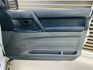 2002 Mitsubishi Pajero 3200 DI-D 3Dr - photo 2