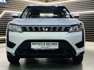 2023 Mahindra XUV300 1.2T (W6) - photo 2