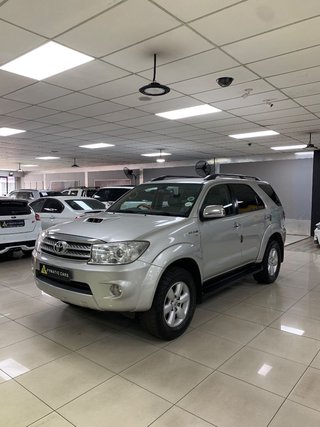 2011 Toyota Fortuner 3.0 D-4D - photo 3