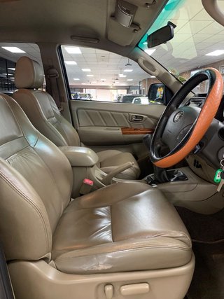 2011 Toyota Fortuner 3.0 D-4D - photo 2