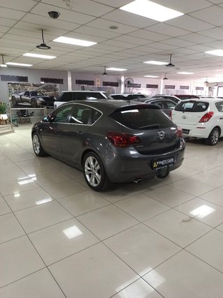 2011 Opel Astra 1.6T Sport 5-dr - photo 4