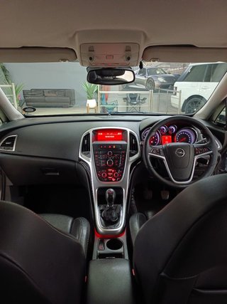 2011 Opel Astra 1.6T Sport 5-dr - photo 4