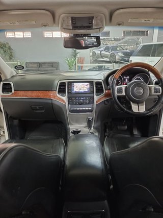 2011 Jeep Grand Cherokee 3.6 Overland - photo 4