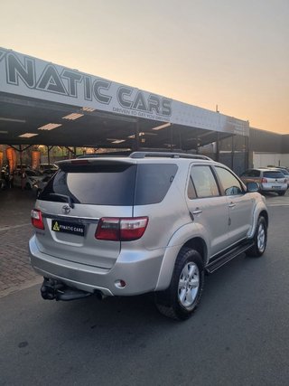 2011 Toyota Fortuner 3.0 D-4D 4x4 - photo 3